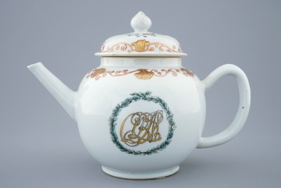 Een Chinese theepot met deksel met decor van een monogram, Qianlong, 18e eeuw