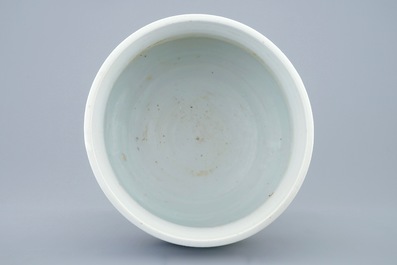 Un br&ucirc;le-parfum en porcelaine de Chine bleu et blanc aux dragons, Kangxi