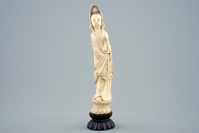 Une figure de Guanyin en ivoire sculpt&eacute; sur socle en bois, 19&egrave;me