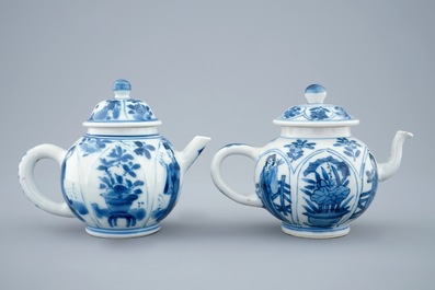 Une paire de th&eacute;i&egrave;res en porcelaine de Chine bleu et blanc, Kangxi