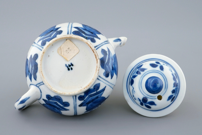 Une th&eacute;i&egrave;re et son couvercle en porcelaine de Chine bleu et blanc, Kangxi