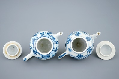 Une paire de th&eacute;i&egrave;res en porcelaine de Chine bleu et blanc, Kangxi