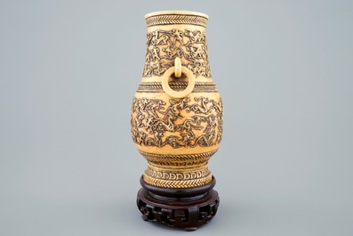 Un vase de forme hu en ivoire sculpt&eacute;, Chine, 19&egrave;me