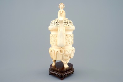 Un br&ucirc;le-parfum en ivoire sculpt&eacute; sur socle en bois, Chine, vers 1900