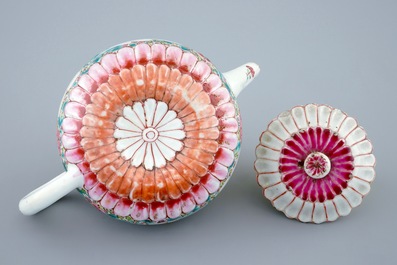 Een Chinese famille rose theepot met deksel in lotusvorm, Yongzheng, 1723-1735