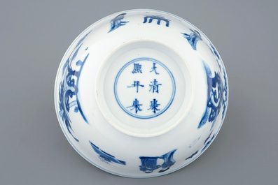 Un bol en porcelaine de Chine bleu et blanc, marque et p&eacute;riode de Kangxi