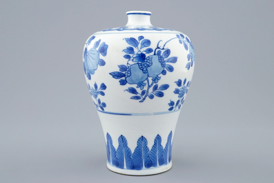 Een blauw-witte Chinese meiping vaas met floraal decor, Kangxi