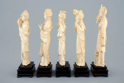 Een set van vijf Chinese ivoren beauties op houten sokkel, 19e eeuw
