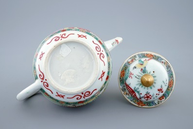Une th&eacute;i&egrave;re et son couvercle en porcelaine blanc de Chine &agrave; d&eacute;cor peint &agrave; Londres, Kangxi