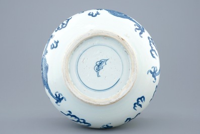 Un br&ucirc;le-parfum en porcelaine de Chine bleu et blanc aux dragons, Kangxi