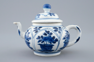 Une th&eacute;i&egrave;re et son couvercle en porcelaine de Chine bleu et blanc, Kangxi