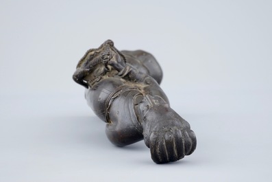 A Chinese bronze figure of a lady with a flower basket, 18/19th C.