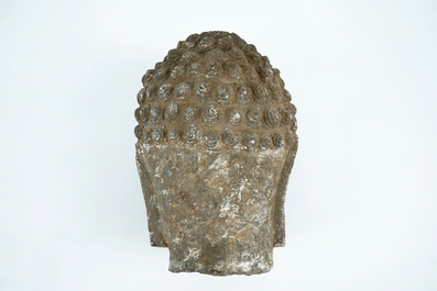 Une grande t&ecirc;te de Bouddha en pierre sculpt&eacute;e, Chine ou Tibet, poss. 16/17&egrave;me