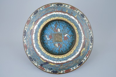 Een Chinese cloisonn&eacute; kom met "De paarden van Mu Wang", Ming