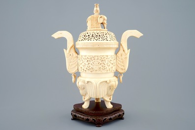 Un br&ucirc;le-parfum en ivoire sculpt&eacute; sur socle en bois, Chine, vers 1900