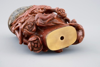 Un vase couvert en pierre d'or sculpt&eacute;e et mont&eacute; en bronze par Maquet &agrave; Paris, 19/20&egrave;me