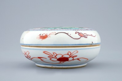A round Chinese famille verte box with cover, Kangxi