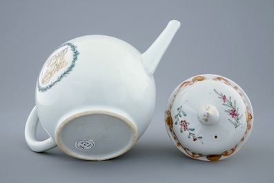 Een Chinese theepot met deksel met decor van een monogram, Qianlong, 18e eeuw
