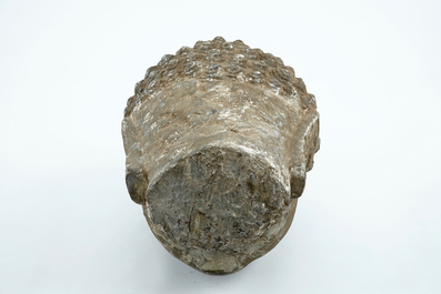 Une grande t&ecirc;te de Bouddha en pierre sculpt&eacute;e, Chine ou Tibet, poss. 16/17&egrave;me