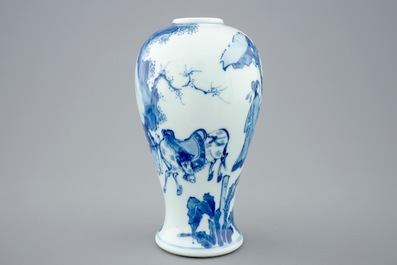 Un vase en porcelaine de Chine bleu et blanc, Kangxi