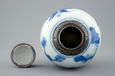 Une bo&icirc;te &agrave; th&eacute; en porcelaine de Chine bleu et blanc mont&eacute;e en argent, Kangxi
