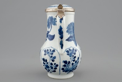 Une verseuse couverte en porcelaine de Chine bleu et blanc mont&eacute;e d'argent, Kangxi