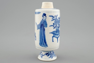 Un vase en porcelaine tendre de Chine bleu et blanc, Kangxi