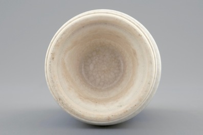 Un vase en porcelaine tendre de Chine bleu et blanc, Kangxi