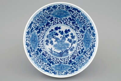 Een Chinese blauw-witte kom met pioenrozen, Qianlong merk en periode