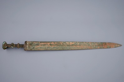 Une &eacute;p&eacute;e en bronze, Chine, &eacute;poque des Royaumes Combattants (475-221 a.C.) ou apr&egrave;s