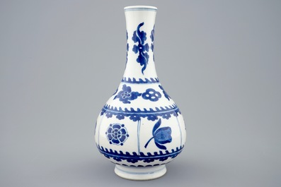 Een Chinees blauw-wit flesvormig vaasje, Kangxi