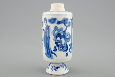 Un vase en porcelaine tendre de Chine bleu et blanc, Kangxi