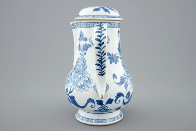 Een blauw-witte Chinese kan met deksel, Kangxi