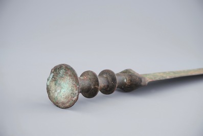 Une &eacute;p&eacute;e en bronze, Chine, &eacute;poque des Royaumes Combattants (475-221 a.C.) ou apr&egrave;s
