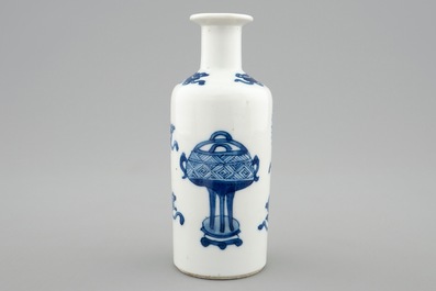 Een klein Chinees blauw-wit rouleau vaasje, Kangxi