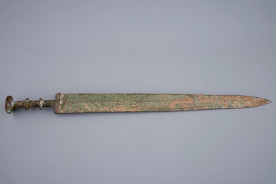 Une &eacute;p&eacute;e en bronze, Chine, &eacute;poque des Royaumes Combattants (475-221 a.C.) ou apr&egrave;s