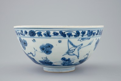 Een Chinese blauw-witte kom met kraanvogels, Ming Dynastie