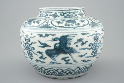 Un vase aux ph&eacute;nix en porcelaine de Chine bleu et blanc, Dynastie Ming