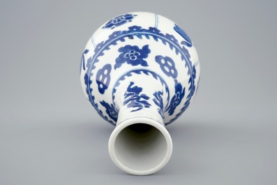Een Chinees blauw-wit flesvormig vaasje, Kangxi