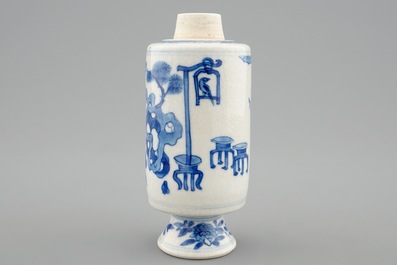 Un vase en porcelaine tendre de Chine bleu et blanc, Kangxi