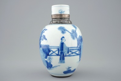Une bo&icirc;te &agrave; th&eacute; en porcelaine de Chine bleu et blanc mont&eacute;e en argent, Kangxi