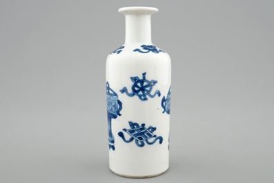 Een klein Chinees blauw-wit rouleau vaasje, Kangxi