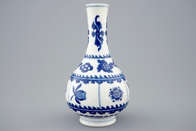 Een Chinees blauw-wit flesvormig vaasje, Kangxi