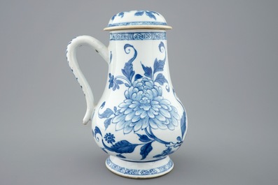 Een blauw-witte Chinese kan met deksel, Kangxi