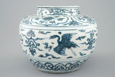Un vase aux ph&eacute;nix en porcelaine de Chine bleu et blanc, Dynastie Ming