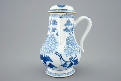 Een blauw-witte Chinese kan met deksel, Kangxi