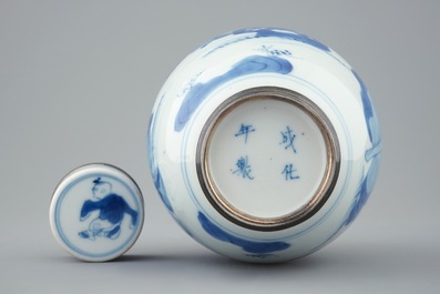 Une bo&icirc;te &agrave; th&eacute; en porcelaine de Chine bleu et blanc mont&eacute;e en argent, Kangxi