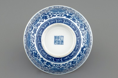 Een Chinese blauw-witte kom met pioenrozen, Qianlong merk en periode