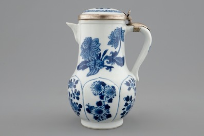 Une verseuse couverte en porcelaine de Chine bleu et blanc mont&eacute;e d'argent, Kangxi