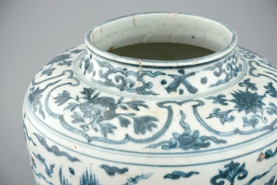 Un vase aux ph&eacute;nix en porcelaine de Chine bleu et blanc, Dynastie Ming